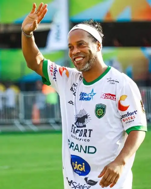 中场区域对 中场区域对